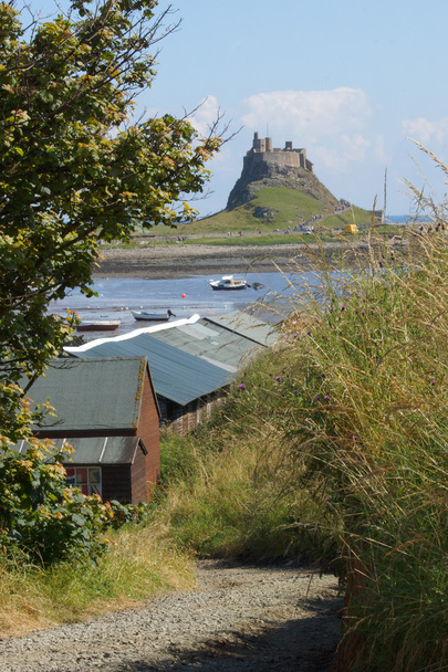 Ebbe auf der heiligen Insel mit der Burg Lindisfarne im Hintergrund - Foto, Bild