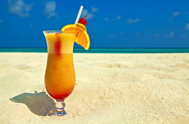 fruchtiger Cocktail am Strand - Foto, Bild
