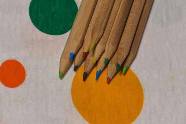 Renkli boya kalemleri renkli bir düzlemde sıralanmış, yatay görüntü - Fotoğraf, Görsel