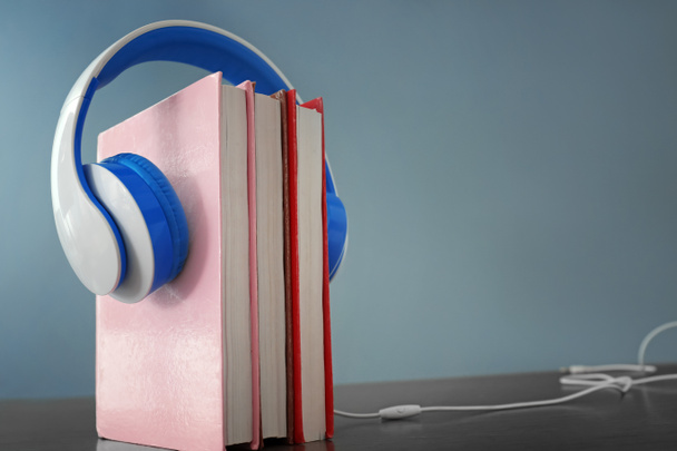 Fejhallgató és a könyvek tábla. Hangoskönyv fogalmának - Fotó, kép
