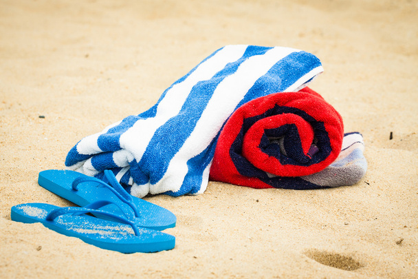 ΠΕΤΣΕΤΑ ΘΑΛΑΣΣΗΣ και σανδάλια για την παραλία - Φωτογραφία, εικόνα