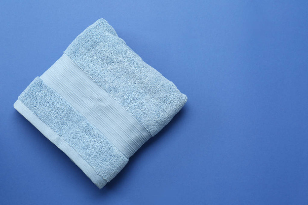 sauberes weiches Handtuch auf farbigem Hintergrund - Foto, Bild
