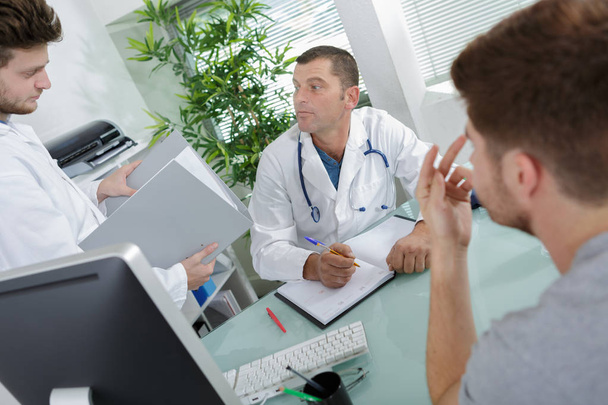 Doctor hablando con un paciente
 - Foto, Imagen