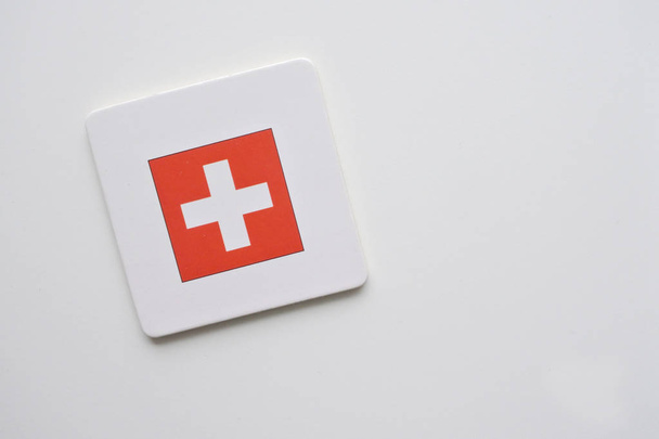 Прапор Швейцарії на білому тлі. копія простір - Фото, зображення