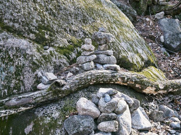 Pierres d'équilibre debout les uns sur les autres dans les montagnes Seoraksan, Seoraksan
 - Photo, image