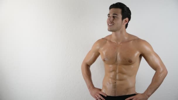 Atraktivní shirtless mladý muž při pohledu kolem sebe na copyspace - Záběry, video
