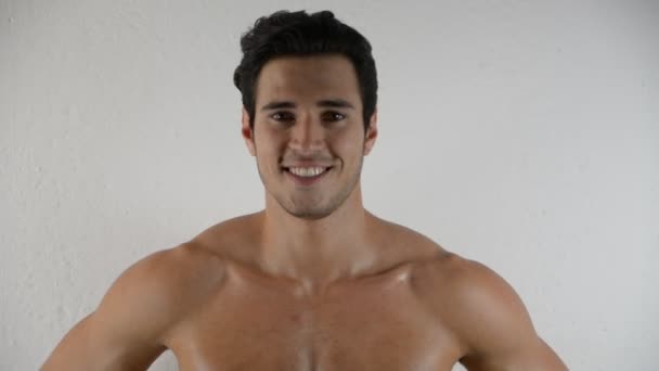 Jeune homme athlétique torse nu beau sur blanc - Séquence, vidéo