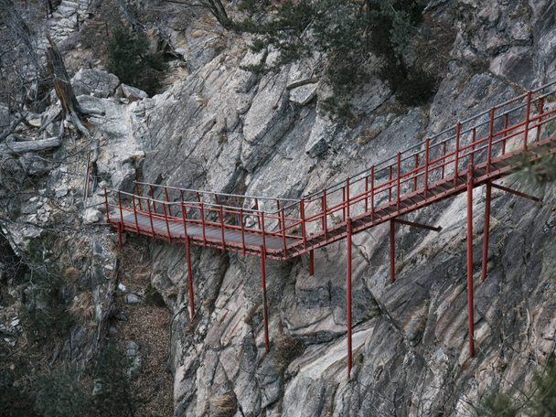 Metal bridge lépések kapcsolódik a rock, a Seoraksan Nemzeti Park, Dél-Korea - Fotó, kép