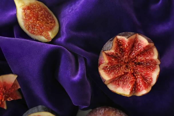 Figos roxos maduros frescos em tecido colorido, vista superior
 - Foto, Imagem