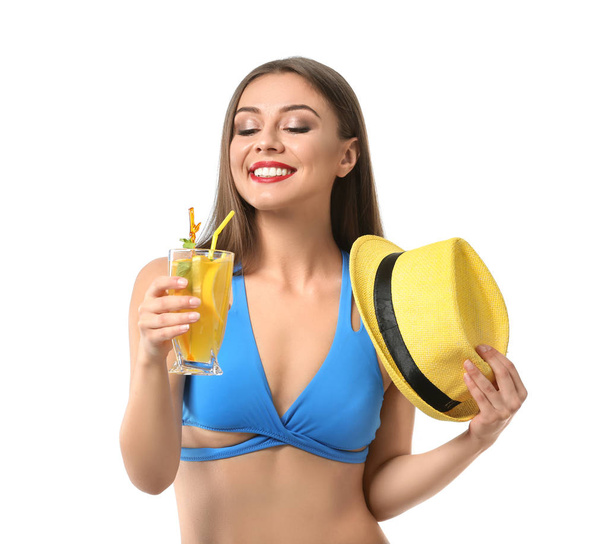 Güzel kadın mayo ve lezzetli yaz beyaz arka plan üzerinde kokteyl ile - Fotoğraf, Görsel