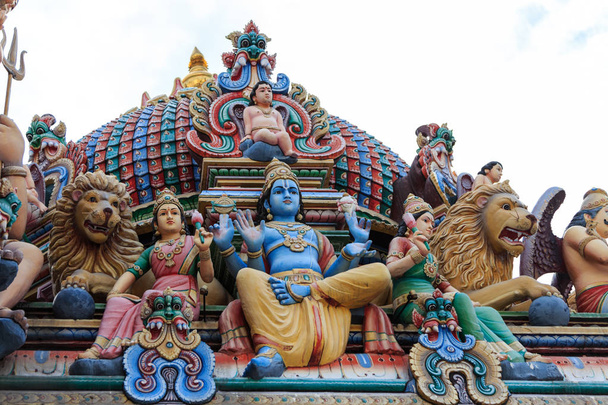 Scultura, architettura e simboli del tempio indù a Singapore, Sri Mariamman Temple, Singapore è un tempio indù più antico
.  - Foto, immagini