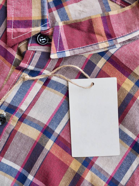 Camicia a quadretti rossa, blu, bianca ed etichetta Abbigliamento
 - Foto, immagini