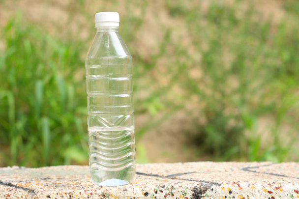 Halve fles mineraalwater - Foto, afbeelding