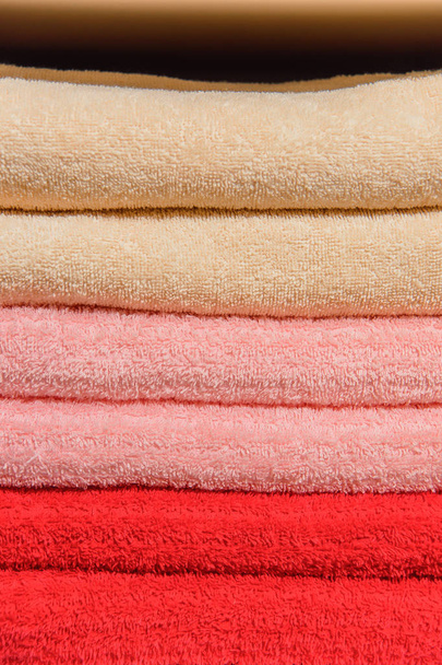 ホテルの色テリー織りのタオル。浴室の乾燥と柔らかいタオル。ホームテキ スタイル。バスルームテキ スタイル - 写真・画像