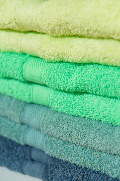 Barevné froté ručníky v hotelu. Suché a měkké ručníky do koupelny. Domácí textil. Textil do koupelny - Fotografie, Obrázek