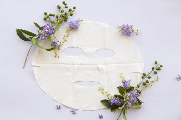 máscara de hoja natural para la cara de la piel de flores de hierbas sobre fondo blanco
 - Foto, imagen