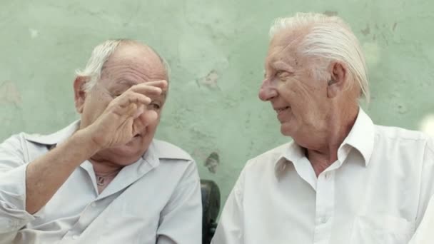 Gruppe von drei älteren männlichen Freunden, die reden und lachen - Filmmaterial, Video