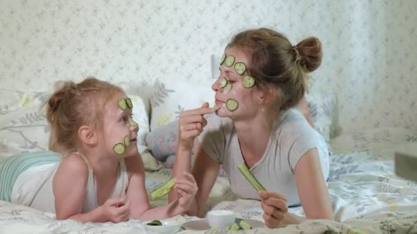 Žena s dcerou dělá srandu z Okurkový masky doma - Záběry, video