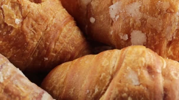 Jídlo jednoduché croissanty k snídani - Záběry, video