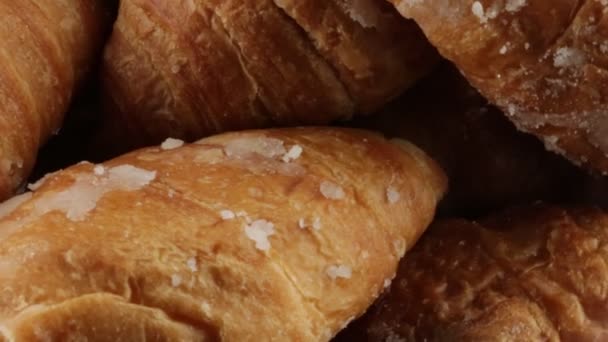 einfaches Croissants Essen zum Frühstück - Filmmaterial, Video