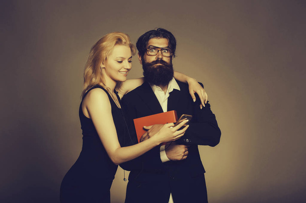 Surprised couple look in smartphone - Valokuva, kuva