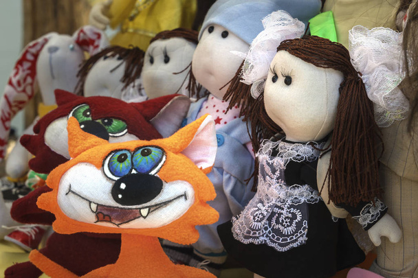 Bonecas infantis de pano estão no balcão de rua para venda. Close-up
 - Foto, Imagem