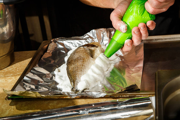 Dorado tuz ile çırpılmış yumurta akı ile folyo kaplama - Fotoğraf, Görsel