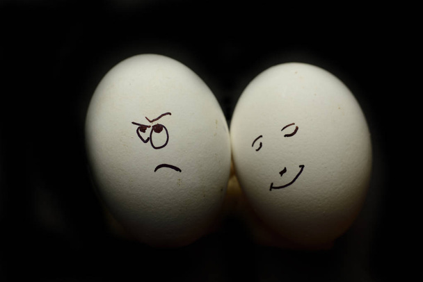Yumurta insan yüzü siyah arka plan karşı izole temsil eder. - Fotoğraf, Görsel