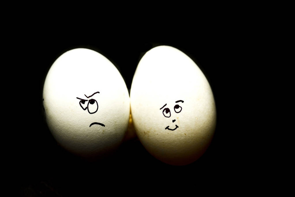 Ei stellt menschliches Gesicht isoliert vor schwarzem Hintergrund dar - Foto, Bild