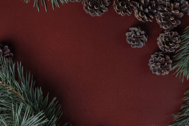 Tarjeta navideña con ramas de abeto y conos con espacio para texto
 - Foto, imagen
