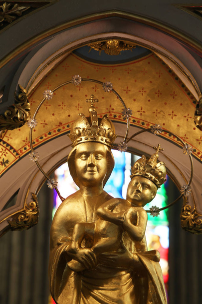 Najświętszej Maryi Panny z Dzieciątkiem Jezus, pomnik na ołtarz główny w Zagrzebiu katedralna PW Wniebowzięcia Najświętszej Maryi Panny - Zdjęcie, obraz