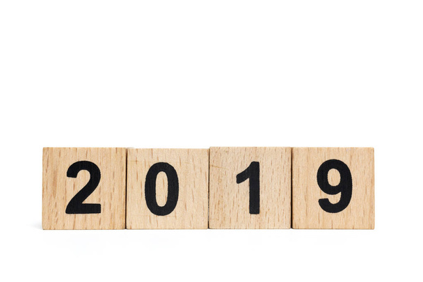 Houten blok nummer 2019 geïsoleerd op een witte achtergrond, gelukkig Nieuwjaar concep - Foto, afbeelding