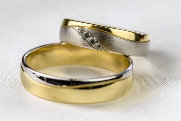 anillos de boda dorados sobre fondo blanco - Foto, Imagen