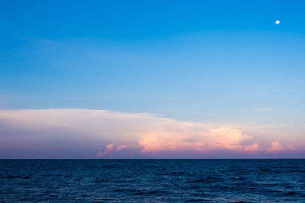 Nuages roses et lune au coucher du soleil ciel sur la mer - Photo, image