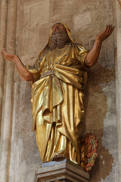 Santa Elias, estátua na catedral de Zagreb dedicada à Assunção de Maria
  - Foto, Imagem