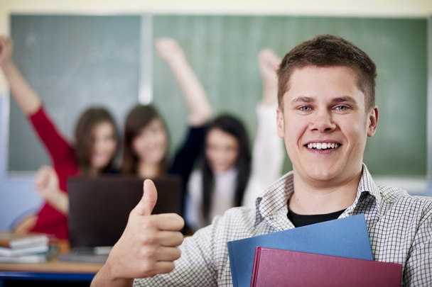 Estudiante feliz mostrando OK
 - Foto, imagen