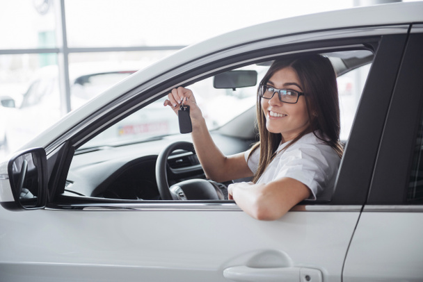 Jovem mulher feliz perto do carro com as chaves na mão - conceito de compra de carro
 - Foto, Imagem