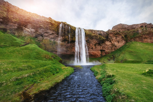 Wodospad Seljalandfoss. Piękne lato słoneczny dzień europa Islandia - Zdjęcie, obraz