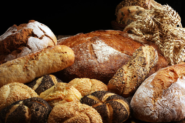 Різні види хліба і хлібних рулонів на дошці зверху. Дизайн постер для кухні або пекарні
. - Фото, зображення