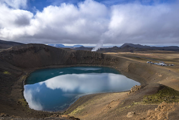 Krafla vulkán tó égbolt tükrözi. Autó parkolás látható fotó. - Fotó, kép