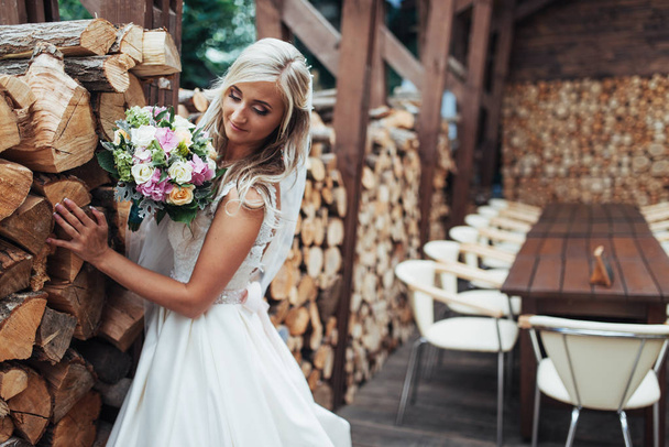 Portrait of gorgeous bride with a wedding bouquet. - Foto, Bild