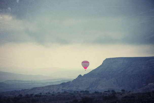 Ballon mistige ochtend in Cappadocië. Turkije wazig beelden - Foto, afbeelding