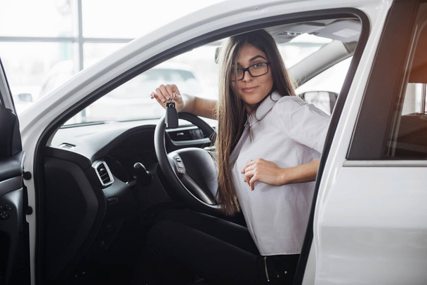 Young happy woman near the car with keys in hand - concept of buying car - Photo, image