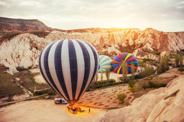 Capadócia, Turquia. A primeira tripulação de chama e calor para inflar o balão antes do lançamento. Balão é um dos mais famosos dessa viagem terá que fazer em Cappadoci
 - Foto, Imagem