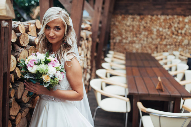 Portrait of gorgeous bride with a wedding bouquet. - Foto, Bild