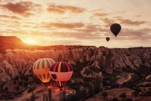 Amazing sunset over Cappadocia. Beautiful color balloons Turkey - Valokuva, kuva
