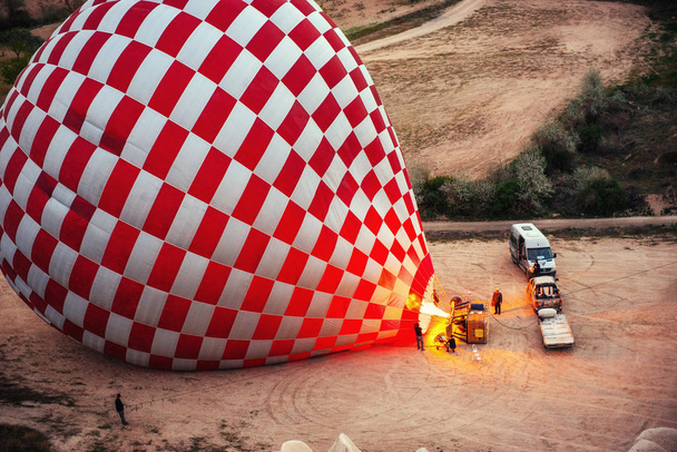 Cappadocia, Turkey. The first crew of flame and heat for inflating the balloon before launch. Balloon is one of the most famous of that trip will have to do in Cappadoci - Foto, afbeelding