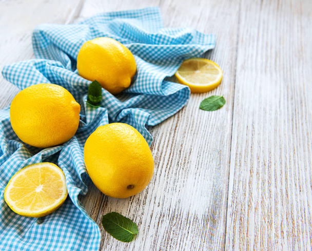 frische Zitronen auf einem weißen Holztisch - Foto, Bild