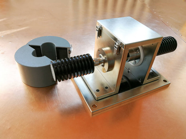 Inyección de corriente a granel plantilla de calibración BCI para pruebas de compatibilidad electromagnética EMC en el fondo de la placa de cobre
 - Foto, imagen