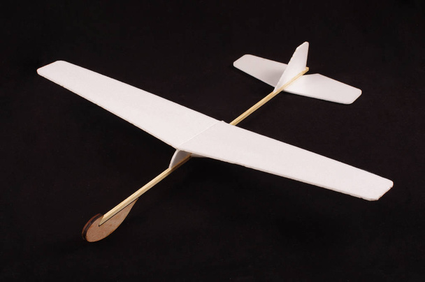Simple hacerlo usted mismo avión hobby de espuma y madera. Concepto de creatividad y libertad
 - Foto, imagen